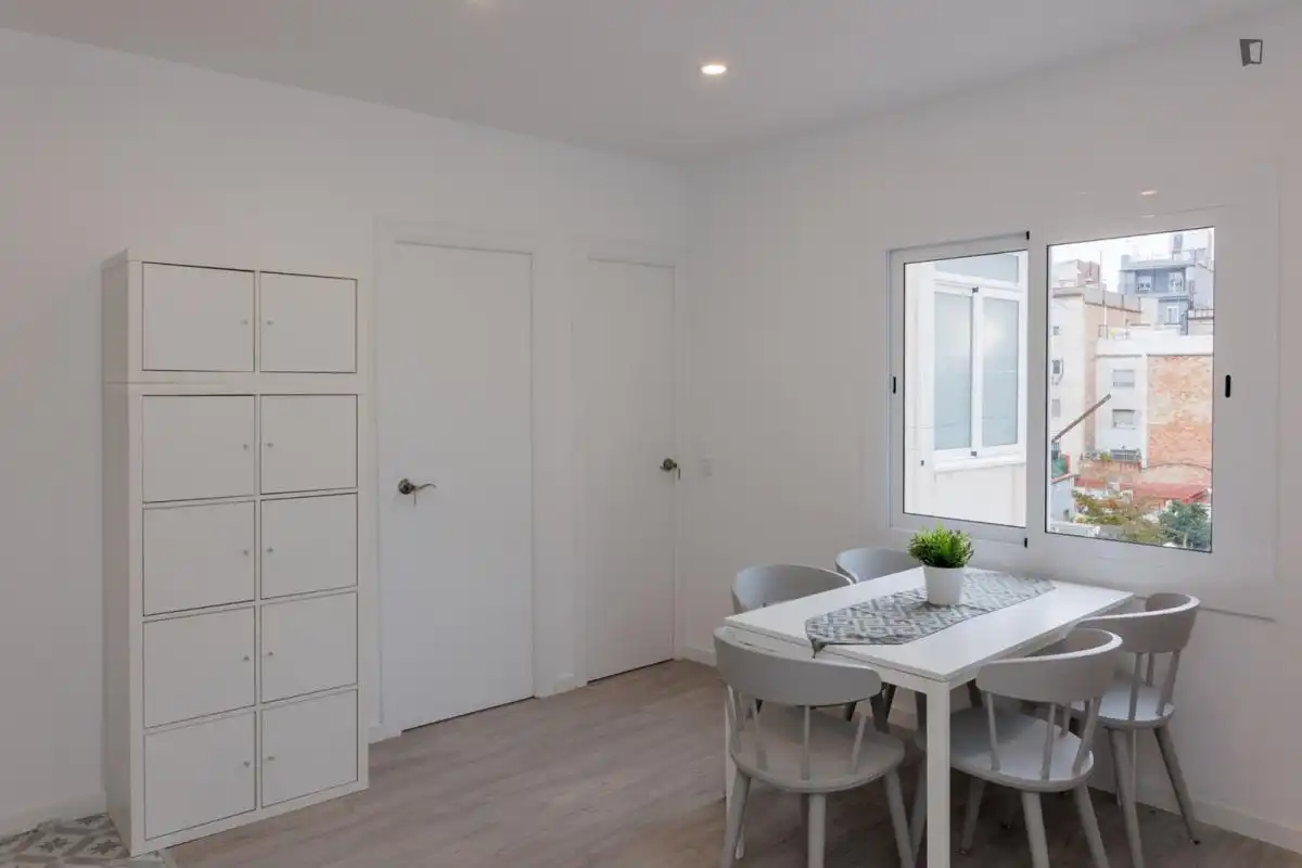 Comedor de Apartamento para compartir en L'Hospitalet de Llobregat con Amueblado, Horno y Lavadora