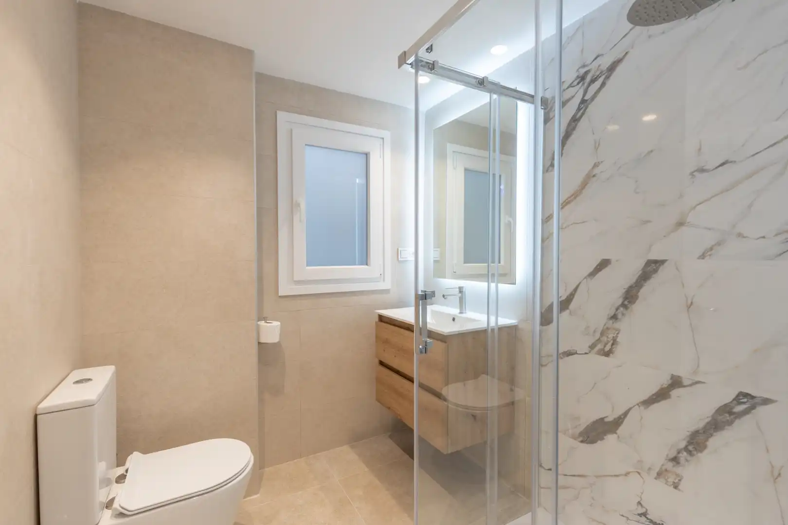 Bathroom of Flat for sale in Granada  with Air Conditioner, Heating and Parquet flooring