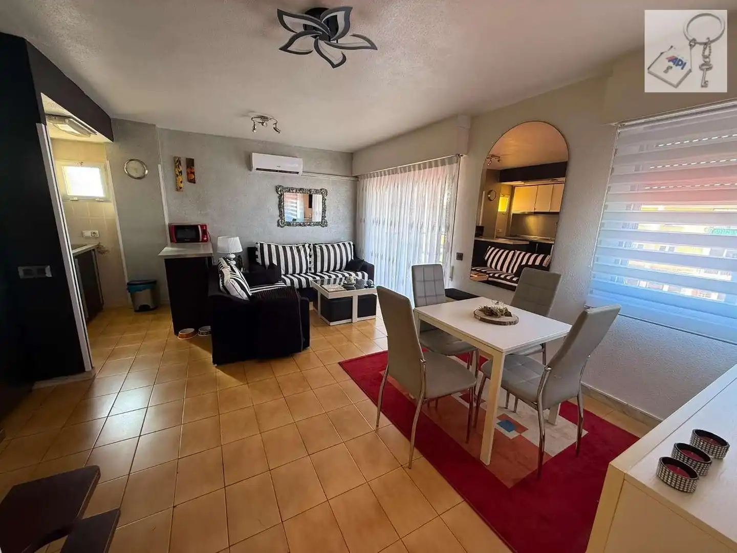 Sala d'estar de Apartament en venda en Torrevieja amb Aire condicionat, Terrassa i Moblat