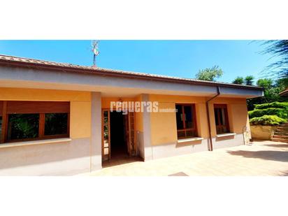 Vista exterior de Casa o xalet en venda en Castrillón amb Terrassa i Piscina