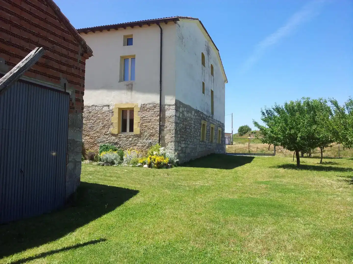 Vista exterior de Finca rústica en venda en Villadiego amb Jardí privat, Parquet i Balcó
