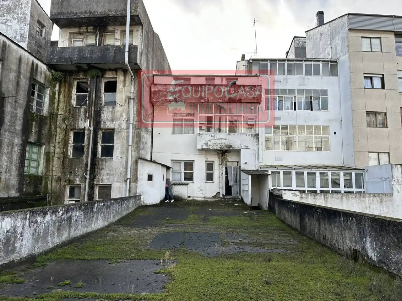 Vista exterior de Casa adosada en venda en Lugo amb Calefacció, Parquet i Terrassa