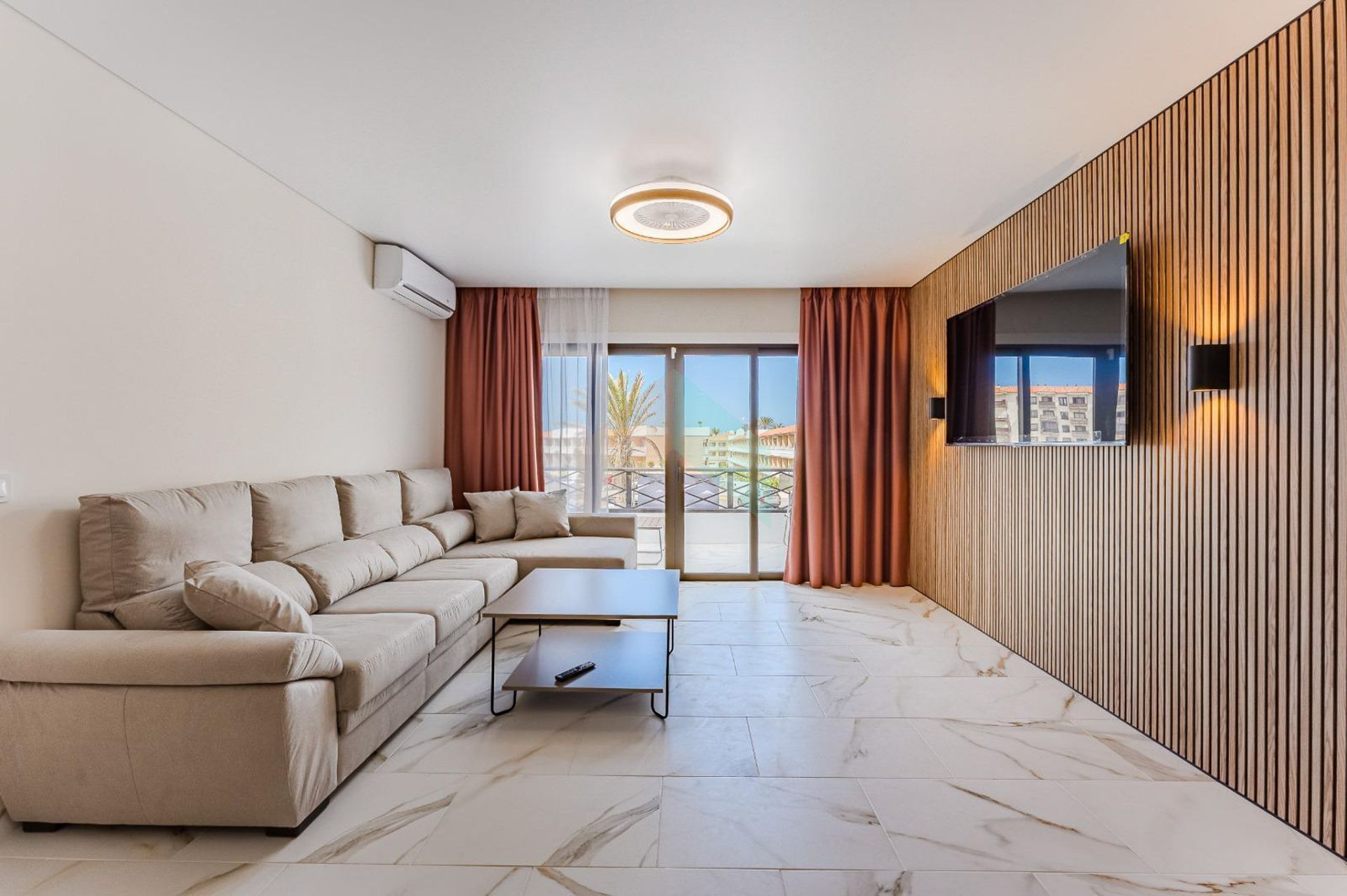 Sala d'estar de Dúplex en venda en Arona amb Aire condicionat, Terrassa i Moblat