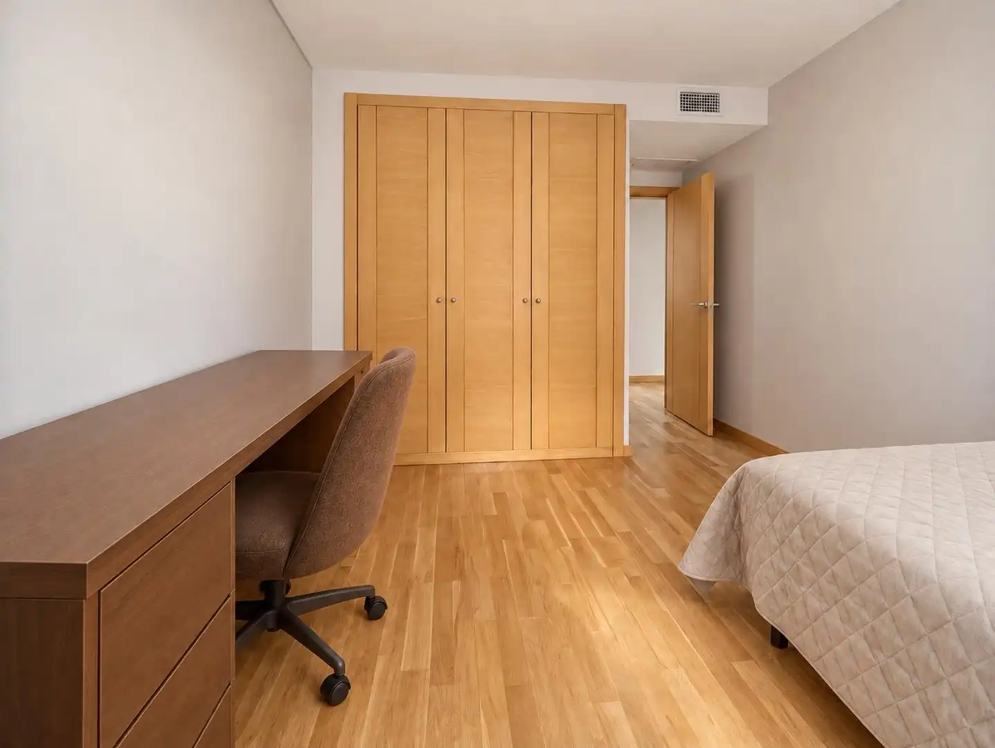 Schlafzimmer von Erdgeschoss zum Verkauf in Yebes mit Klimaanlage, Alarm und Gemeinschaftspool