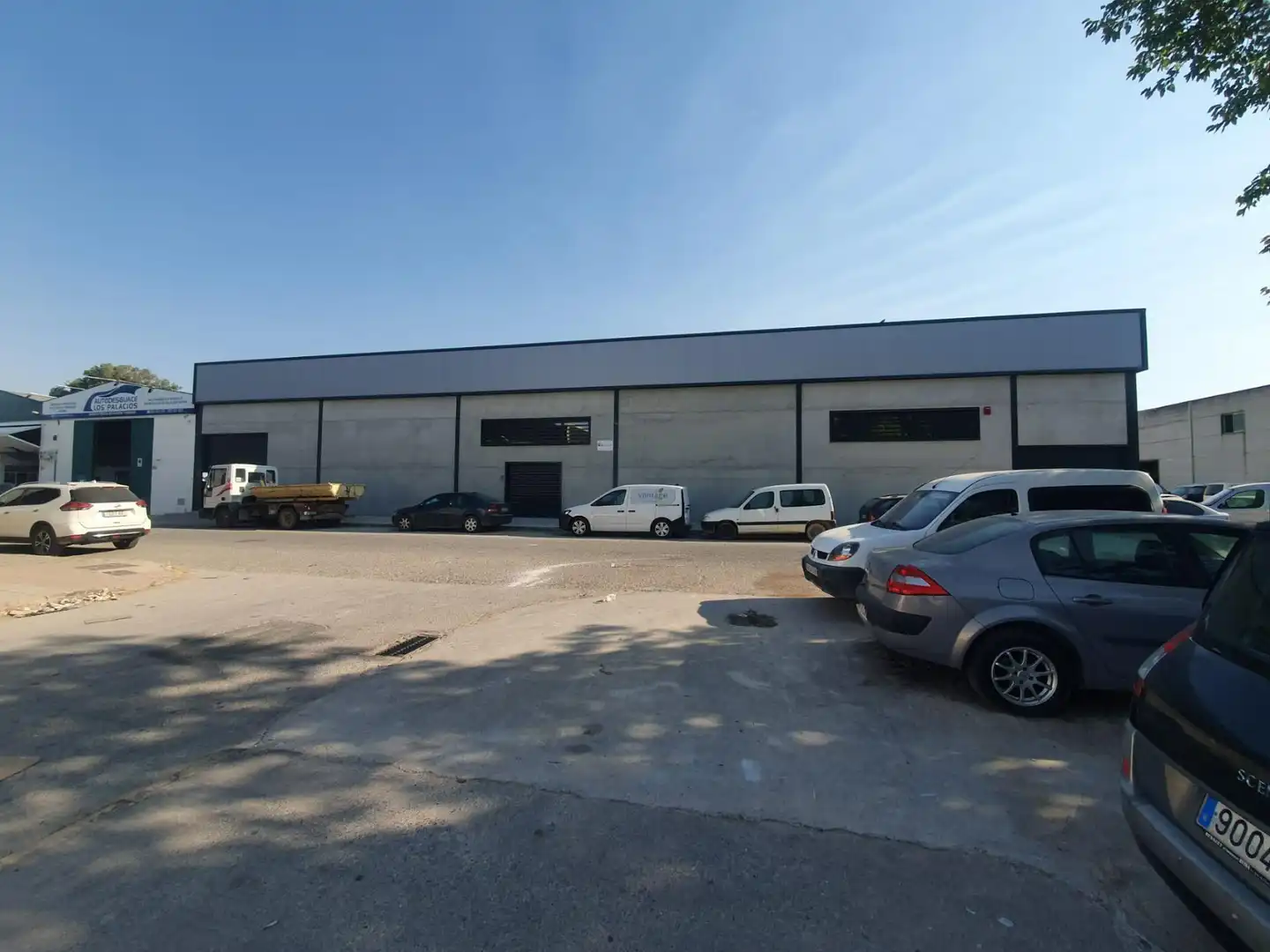 Außenansicht von Fabrikhallen zur Miete in Los Palacios y Villafranca