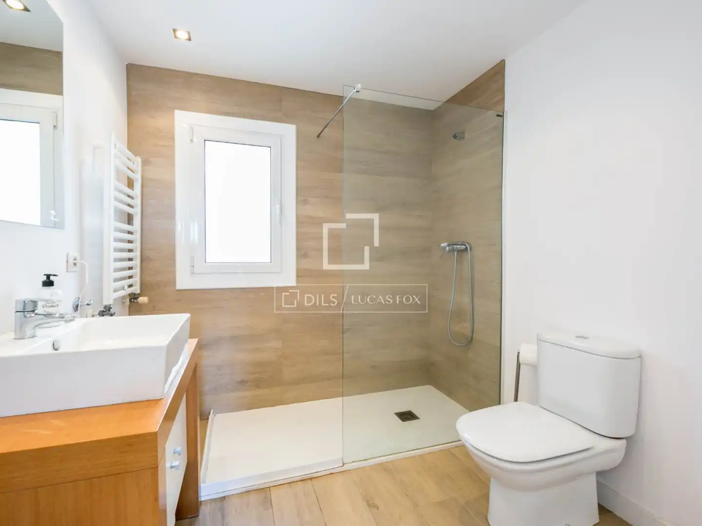 Bathroom of Houses for sale in Castelldefels  with Air Conditioner, Private garden and Terrace