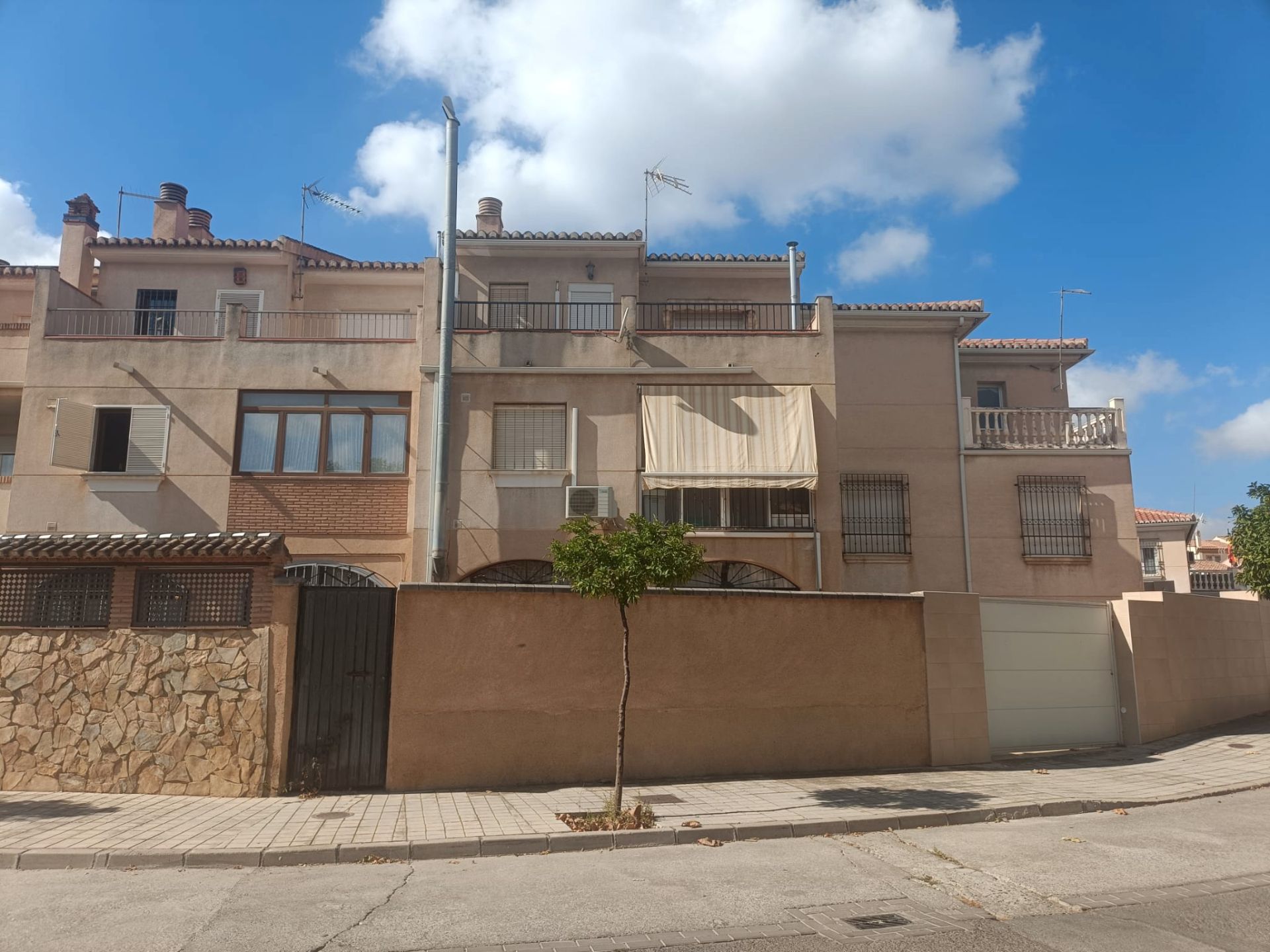 Vista exterior de Casa adosada en venda en Huétor Vega amb Moblat i Balcó
