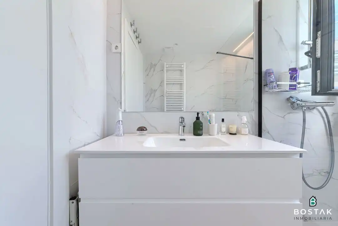 Baño de Ático de alquiler en Bilbao  con Calefacción, Terraza y Balcón
