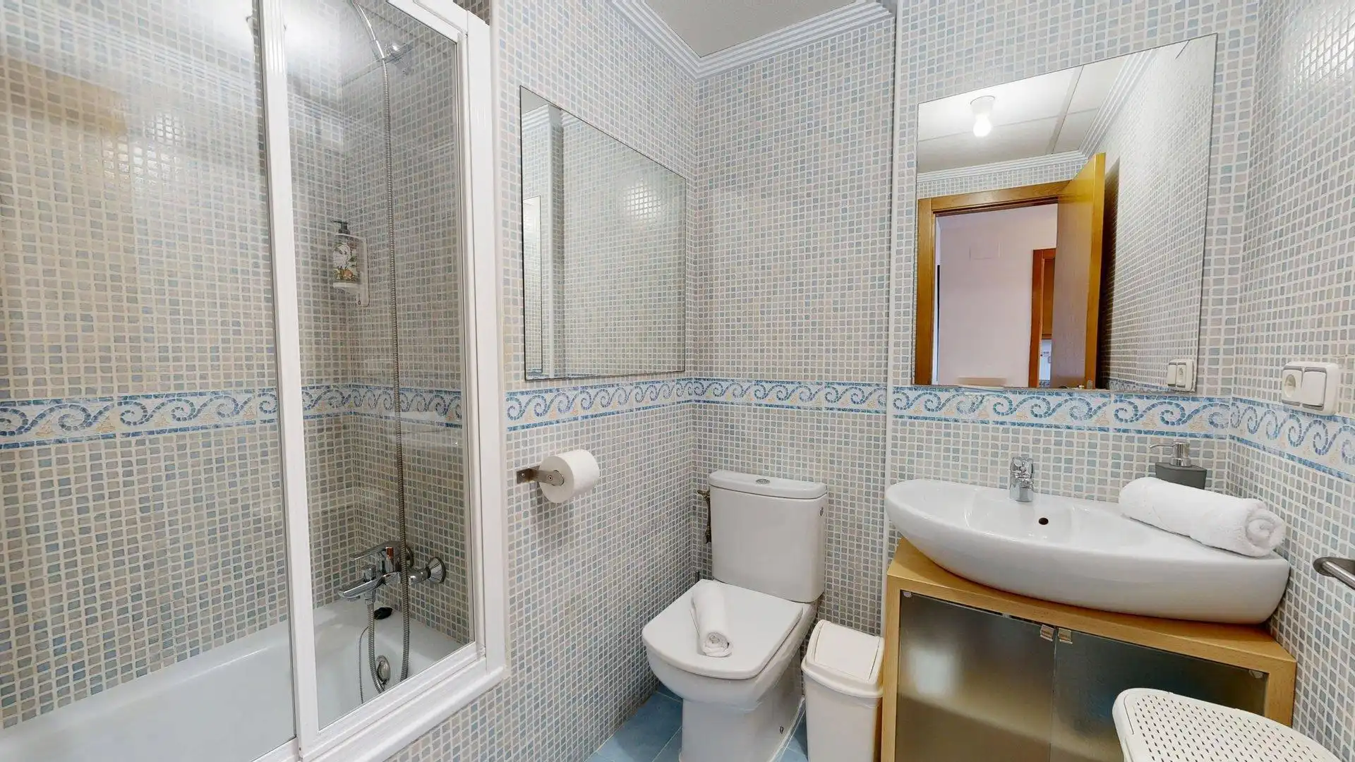 Baño de Apartamento de alquiler en Elche / Elx con Aire acondicionado, Calefacción y Jardín privado