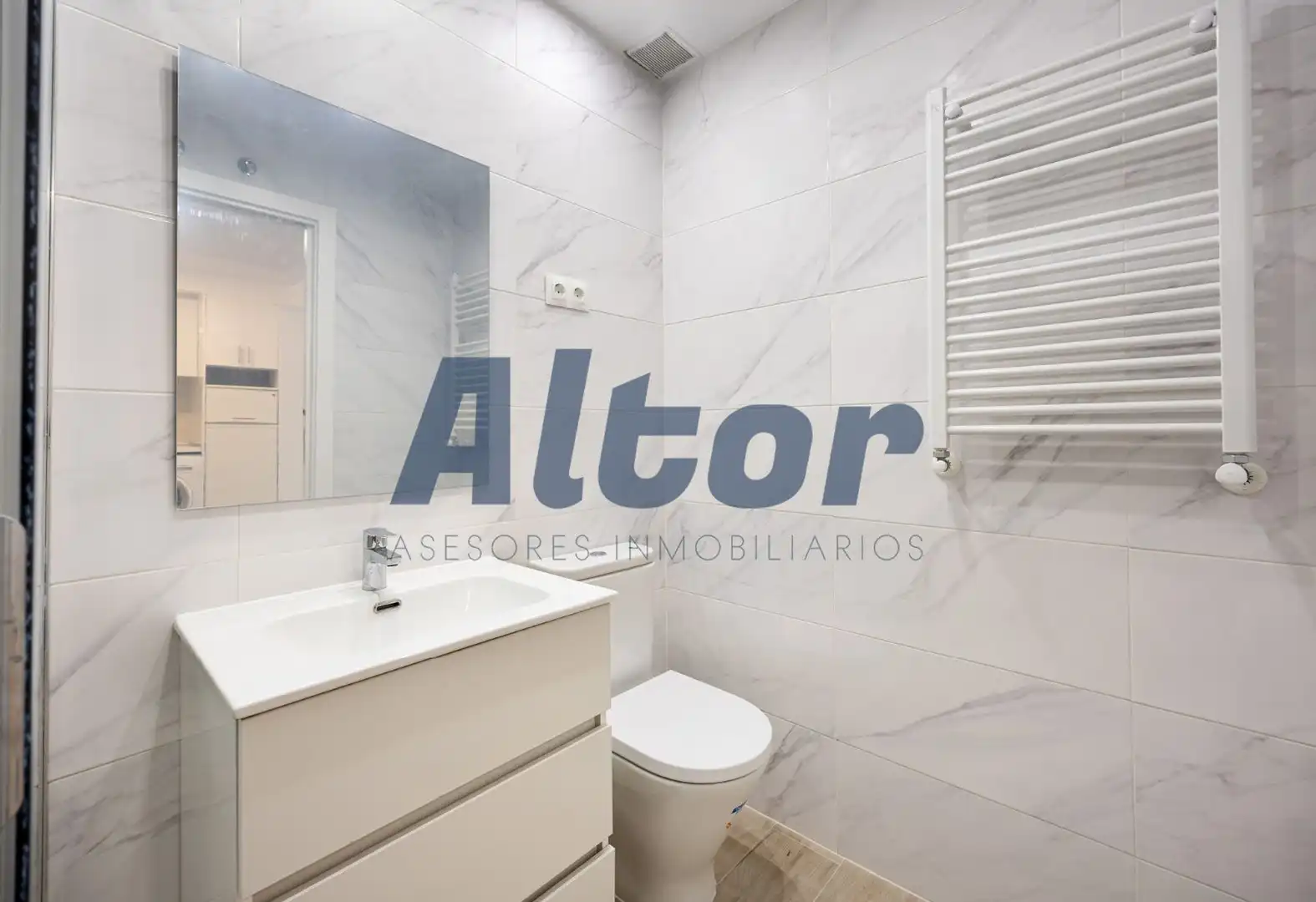 Bathroom of Flat for sale in Madrid  with Air Conditioner, Heating and Storage room