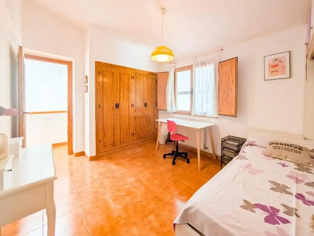 Dormitori de Casa o xalet en venda en Jun amb Calefacció i Terrassa