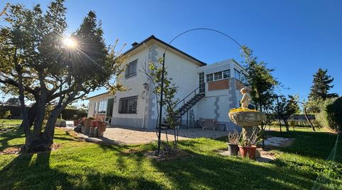 A tan solo 15 minutos de Salamanca y muy cerca de Santa Marta de Tormes, se encuentra este magnífico CHALET INDIVIDUAL, situado en