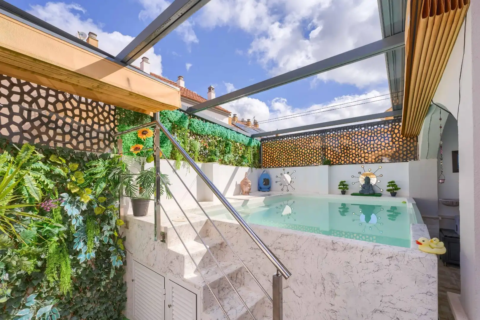 Schwimmbecken von Einfamilien-Reihenhaus zum Verkauf in Espartinas mit Klimaanlage, Heizung und Parkett