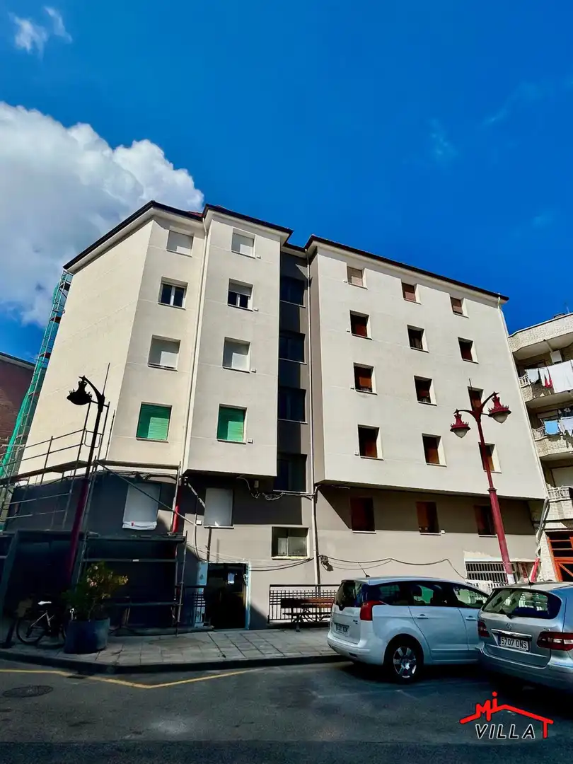 Vista exterior de Piso en venta en Laredo con Calefacción