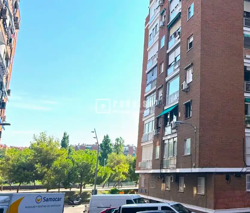 Vista exterior de Pis en venda en Madrid amb Calefacció, Parquet i Terrassa
