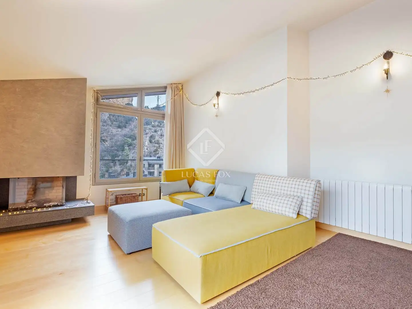 Wohnzimmer von Dachboden zum Verkauf in Escaldes – Engordany mit Klimaanlage, Heizung und Privatgarten