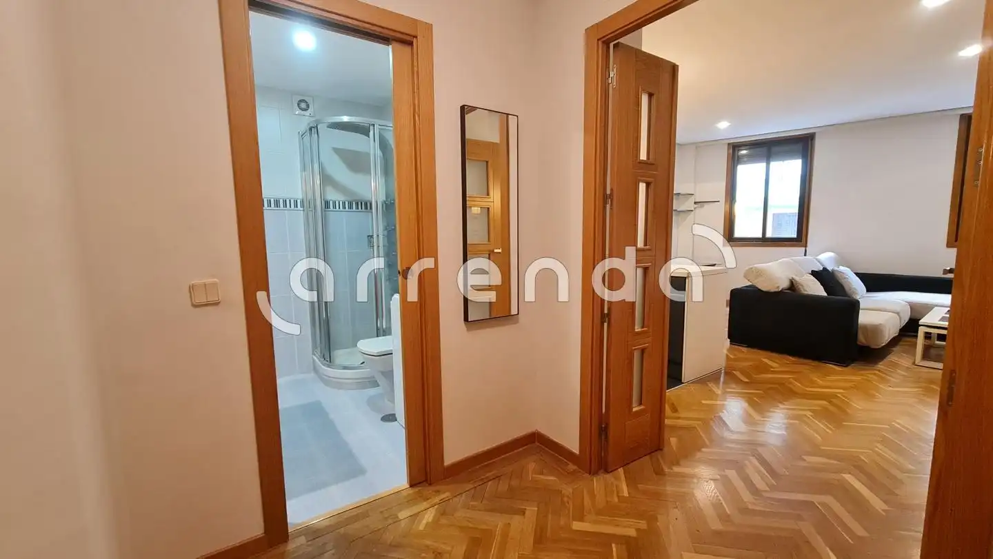 Schlafzimmer von Wohnung zur Miete in Madrid mit Klimaanlage, Parkett und Möbliert