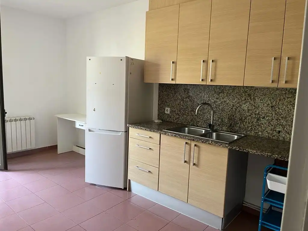 Cuina de Pis en venda en Salt amb Calefacció, Terrassa i Balcó