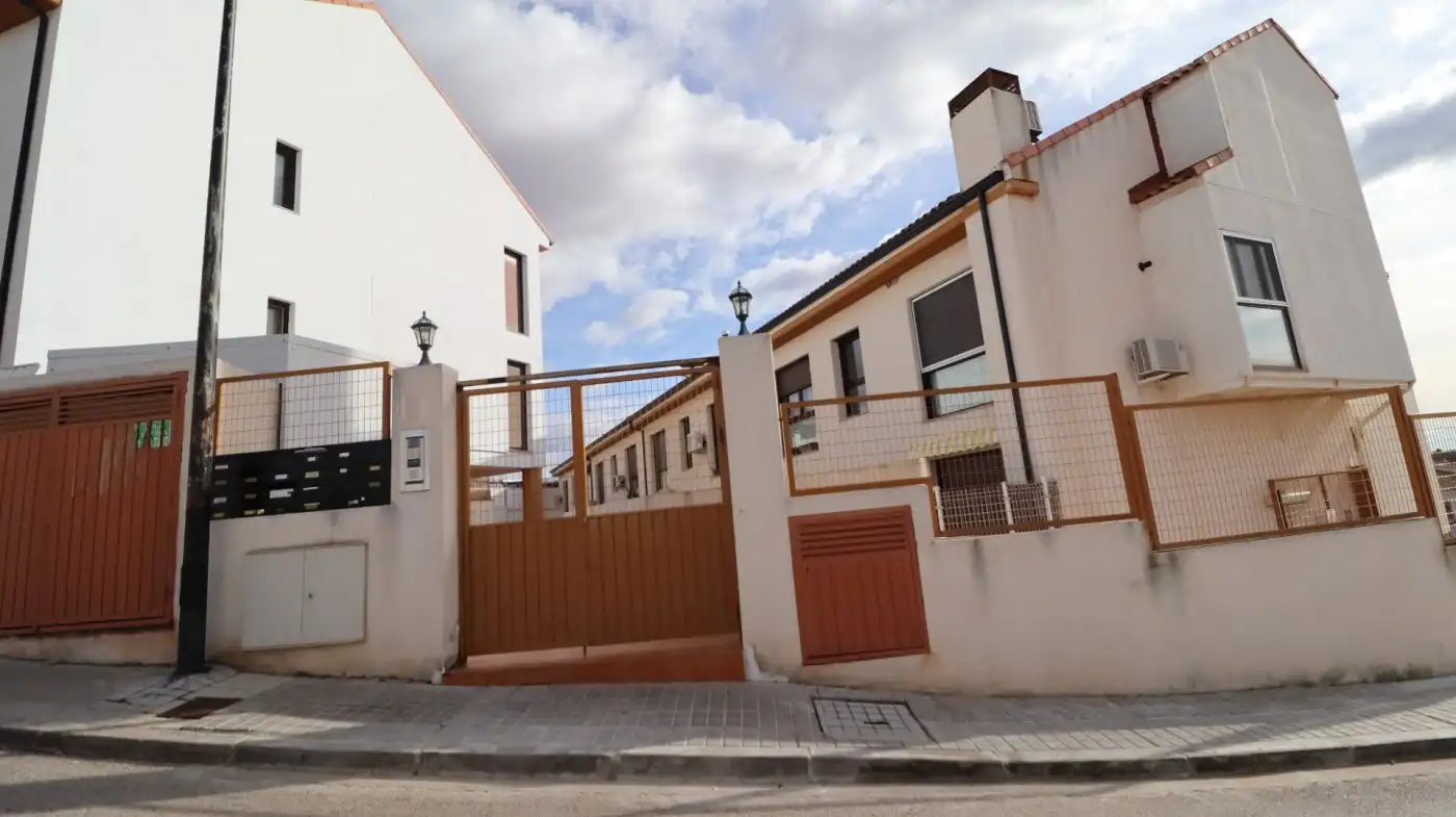 Vista exterior de Dúplex en venda en Corpa amb Aire condicionat, Calefacció i Jardí privat
