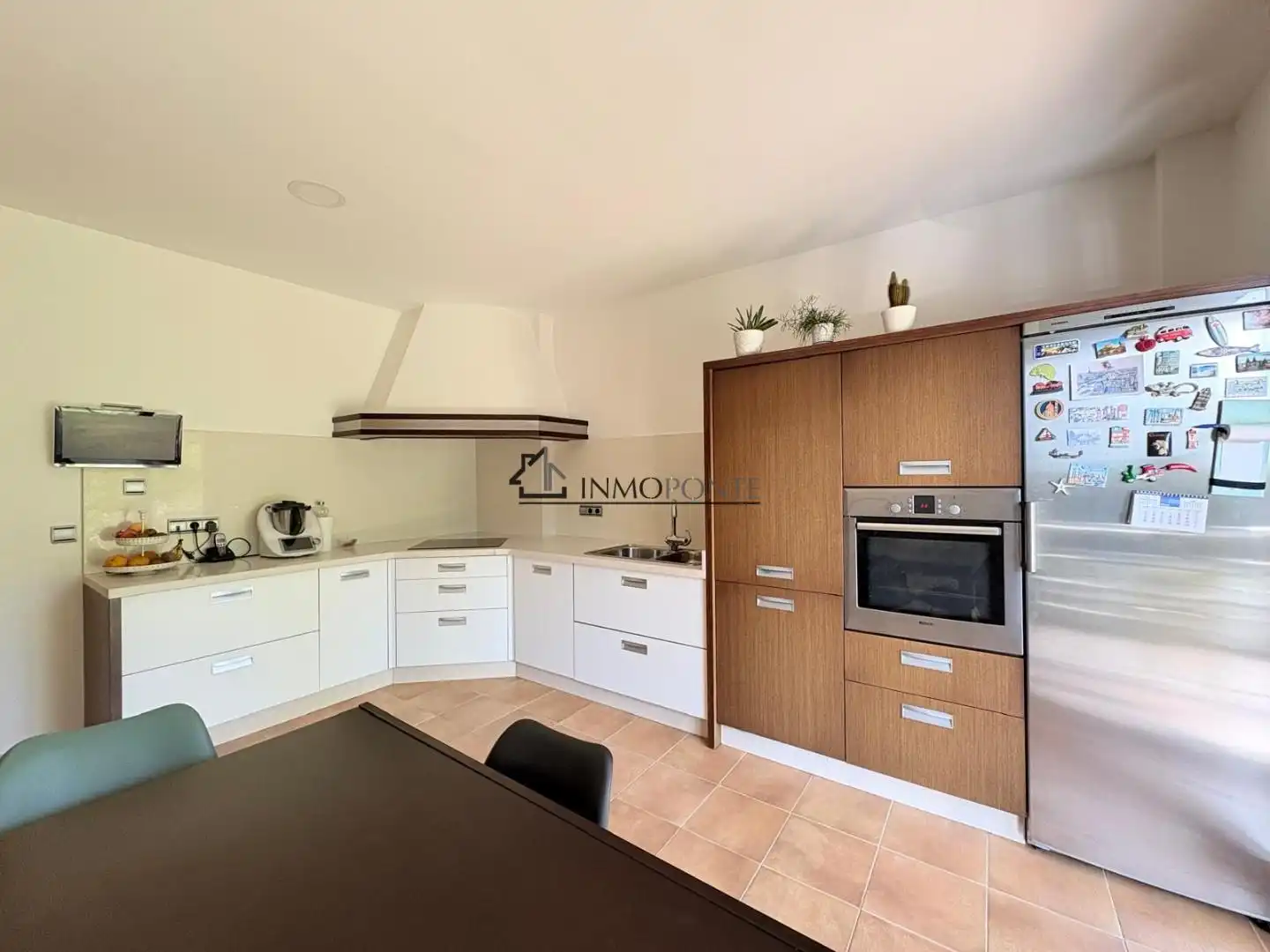 Cuina de Casa o xalet en venda en Pontevedra Capital  amb Calefacció, Jardí privat i Terrassa
