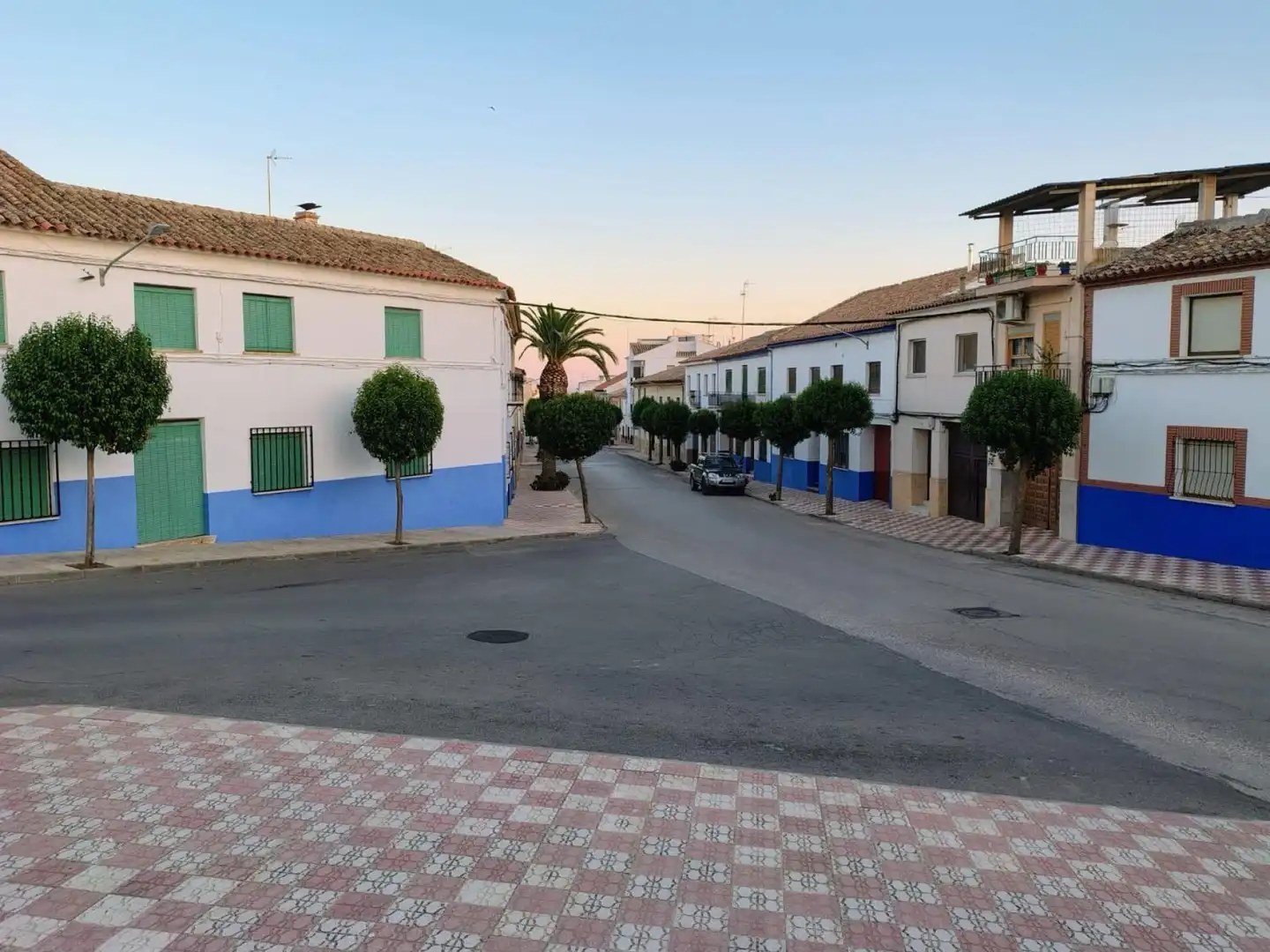 Vista exterior de Casa adosada en venda en Campo de Criptana amb Balcó