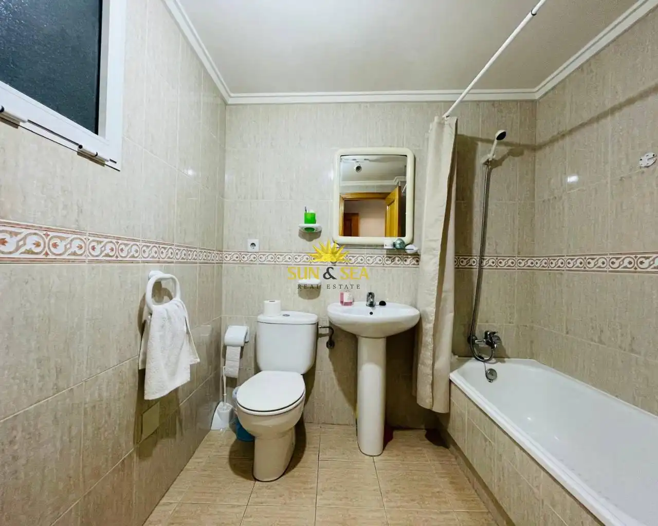 Baño de Apartamento de alquiler en Torrevieja con Aire acondicionado, Calefacción y Piscina