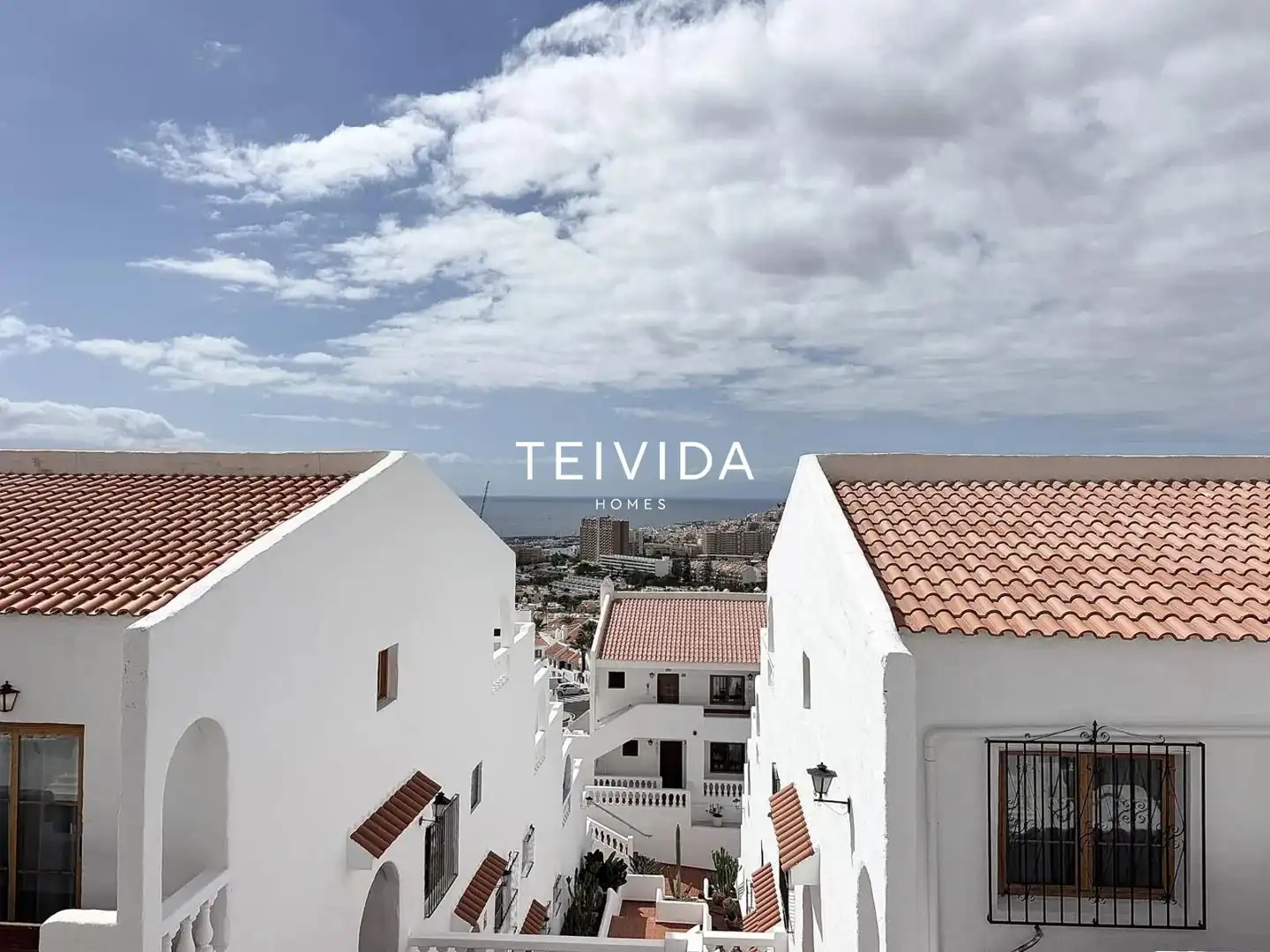 Vista exterior de Piso en venta en Arona con Terraza, Piscina y Piscina comunitaria