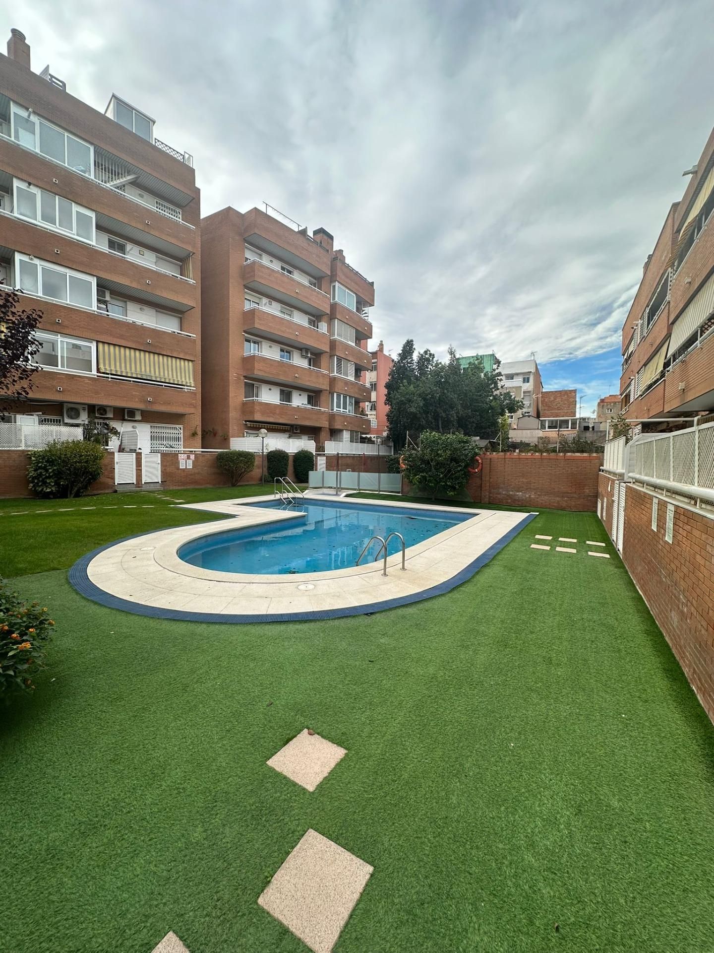 Piscina de Pis en venda en Cornellà de Llobregat amb Calefacció, Jardí privat i Balcó