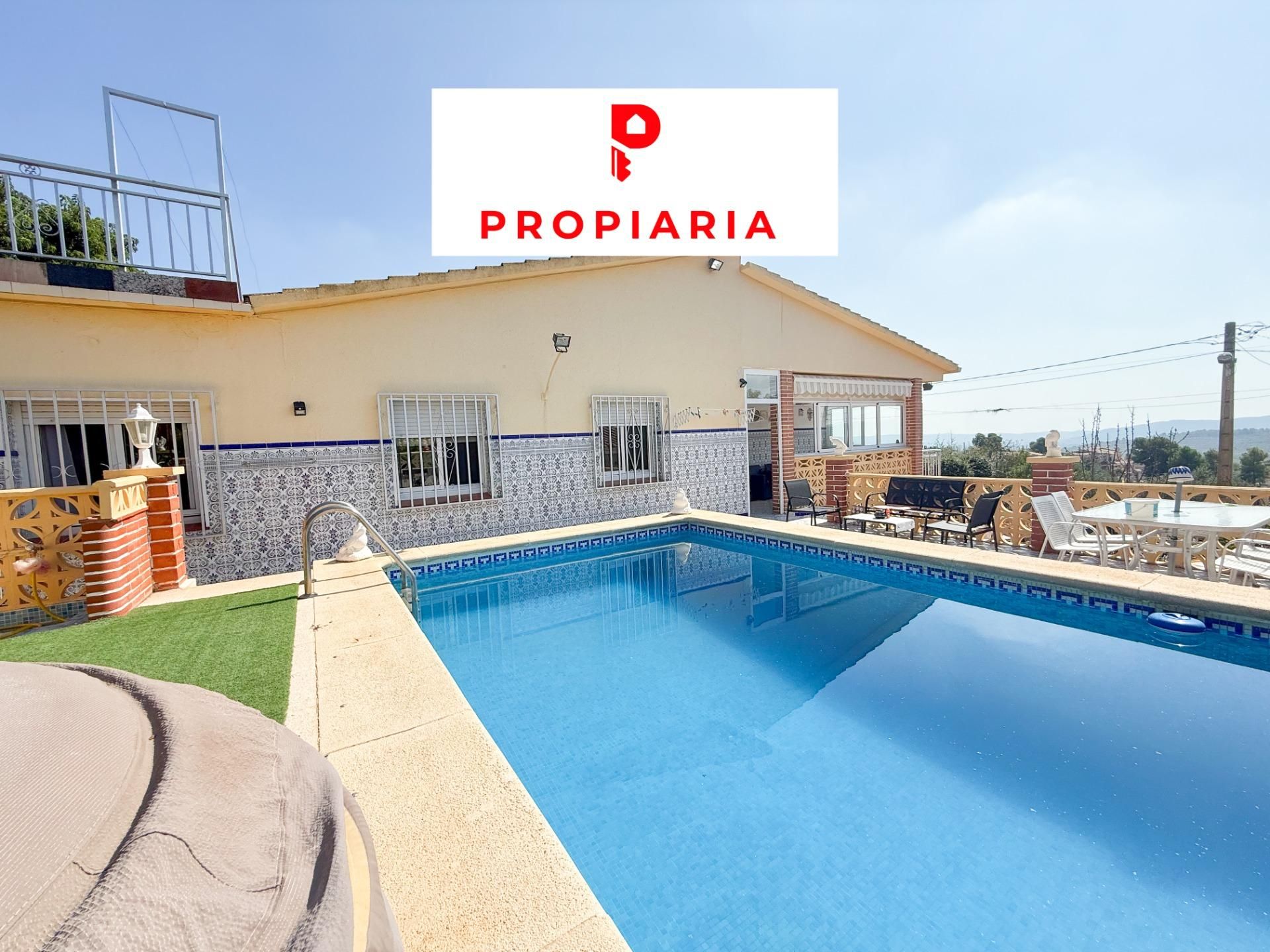Vista exterior de Casa o xalet en venda en La Bisbal del Penedès amb Aire condicionat, Jardí privat i Terrassa