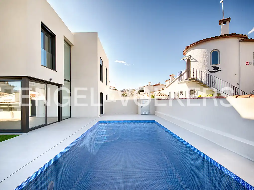 Piscina de Casa adosada en venda en Empuriabrava amb Aire condicionat, Jardí privat i Piscina