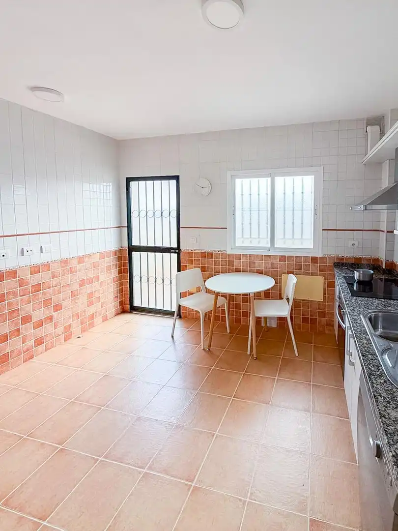 Cuina de Casa adosada en venda en Alhaurín de la Torre amb Aire condicionat, Jardí privat i Terrassa