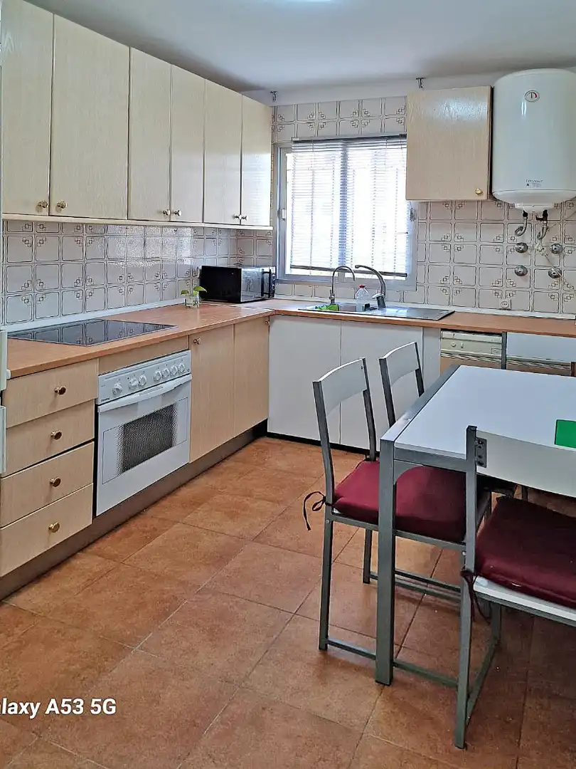 Cuina de Pis de lloguer en Benalmádena amb Aire condicionat, Jardí privat i Terrassa