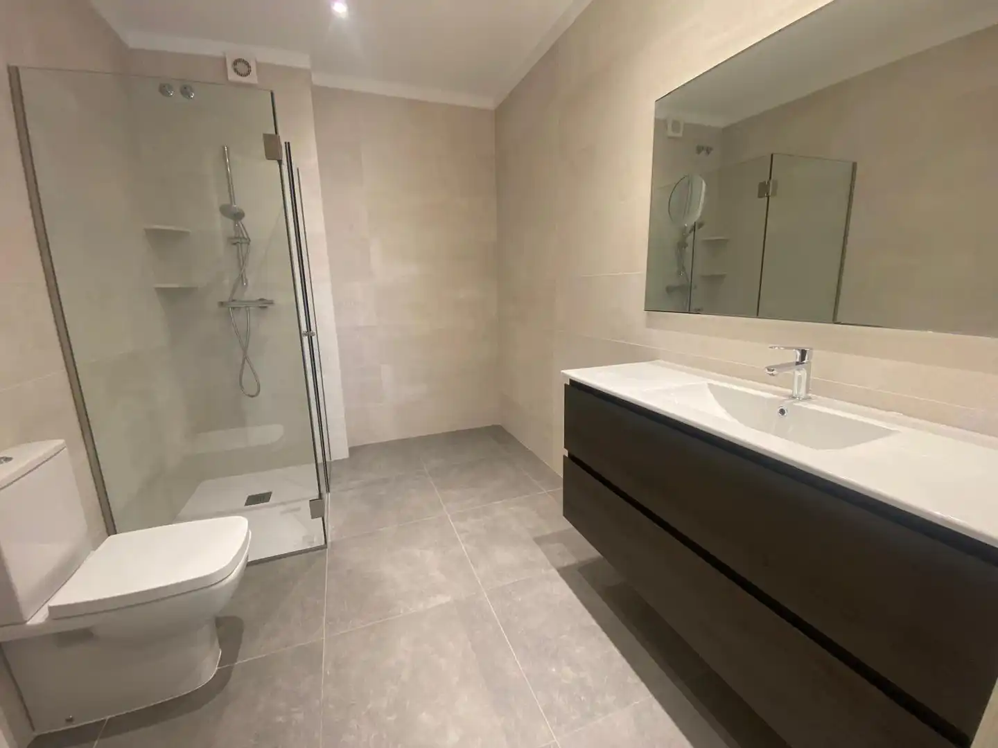 Baño de Casa adosada en venta en Vic con Calefacción, Jardín privado y Terraza