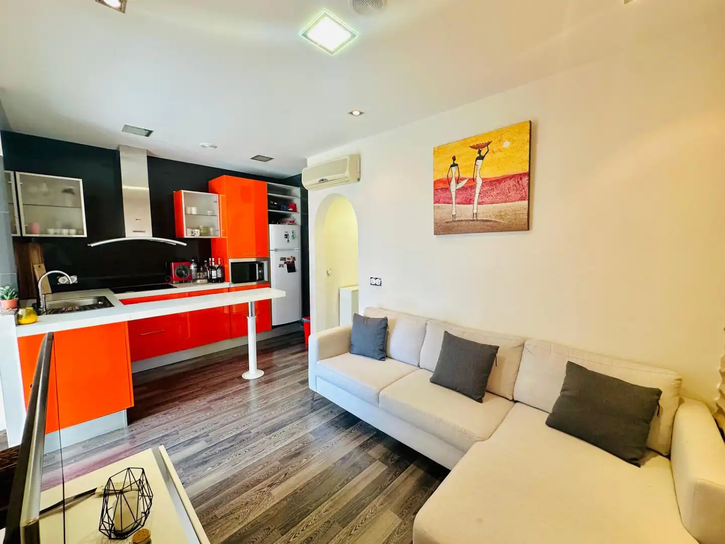 Sala d'estar de Apartament en venda en Empuriabrava amb Aire condicionat, Jardí privat i Moblat