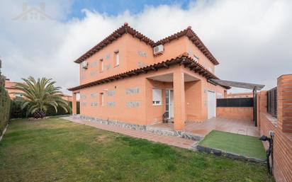 Vista exterior de Casa adosada en venda en Carranque amb Aire condicionat, Calefacció i Jardí privat