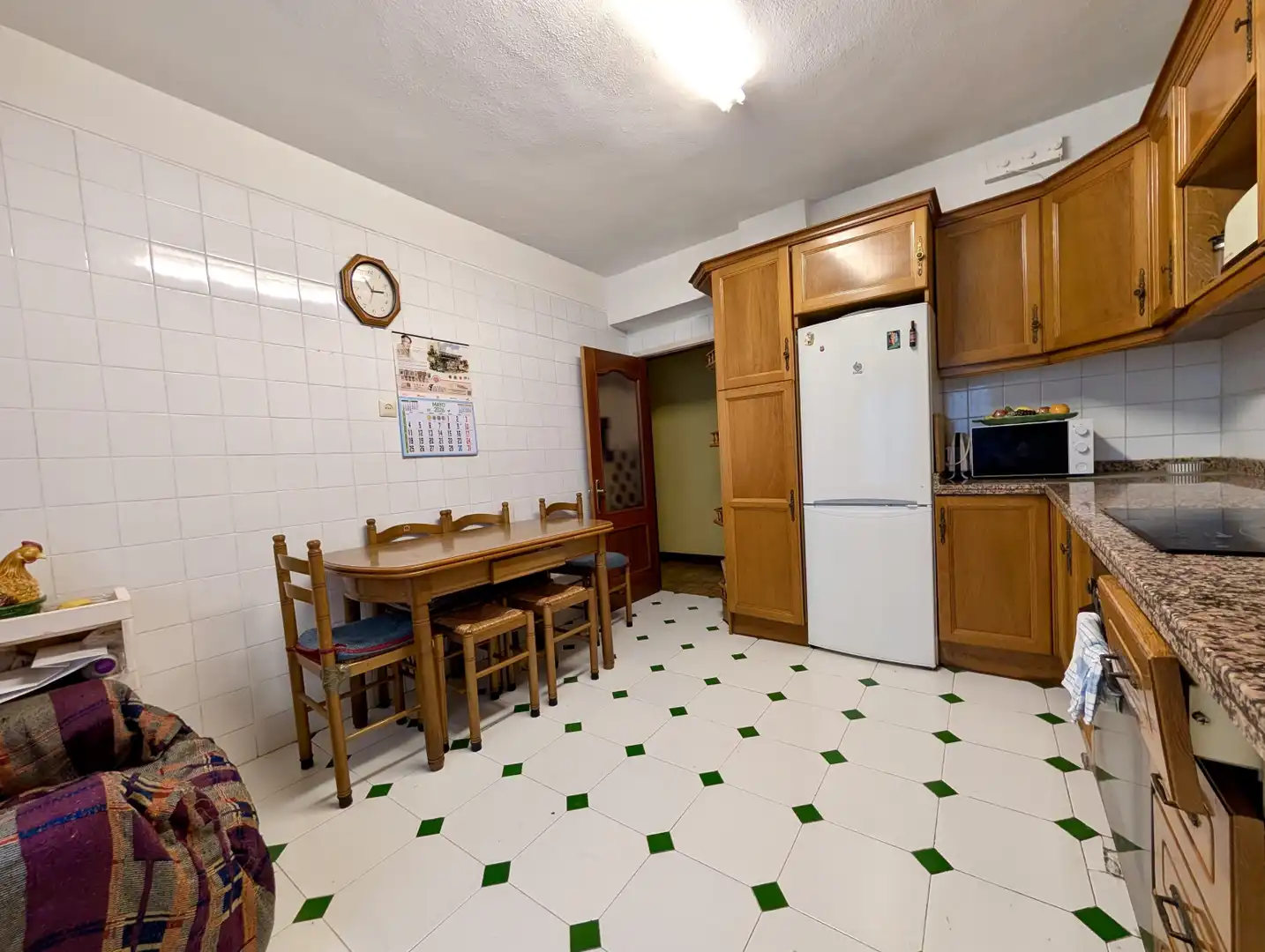 Cuina de Pis en venda en Oviedo  amb Calefacció, Parquet i Traster