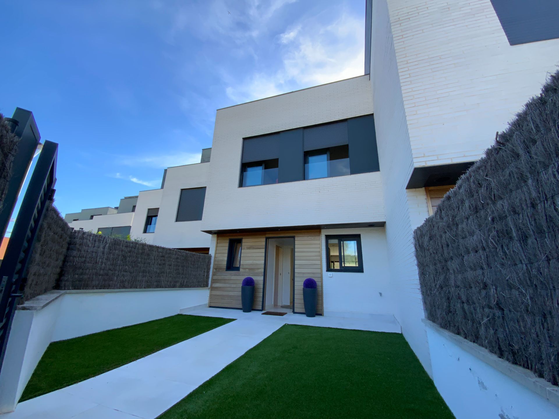 Exterior view of Single-family semi-detached for sale in Sant Andreu de Llavaneres  with Air Conditioner, Heating and Private garden