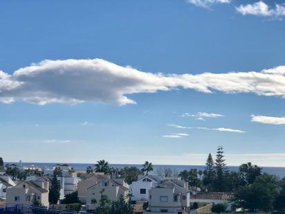 Vista exterior de Àtic en venda en Estepona amb Aire condicionat i Terrassa