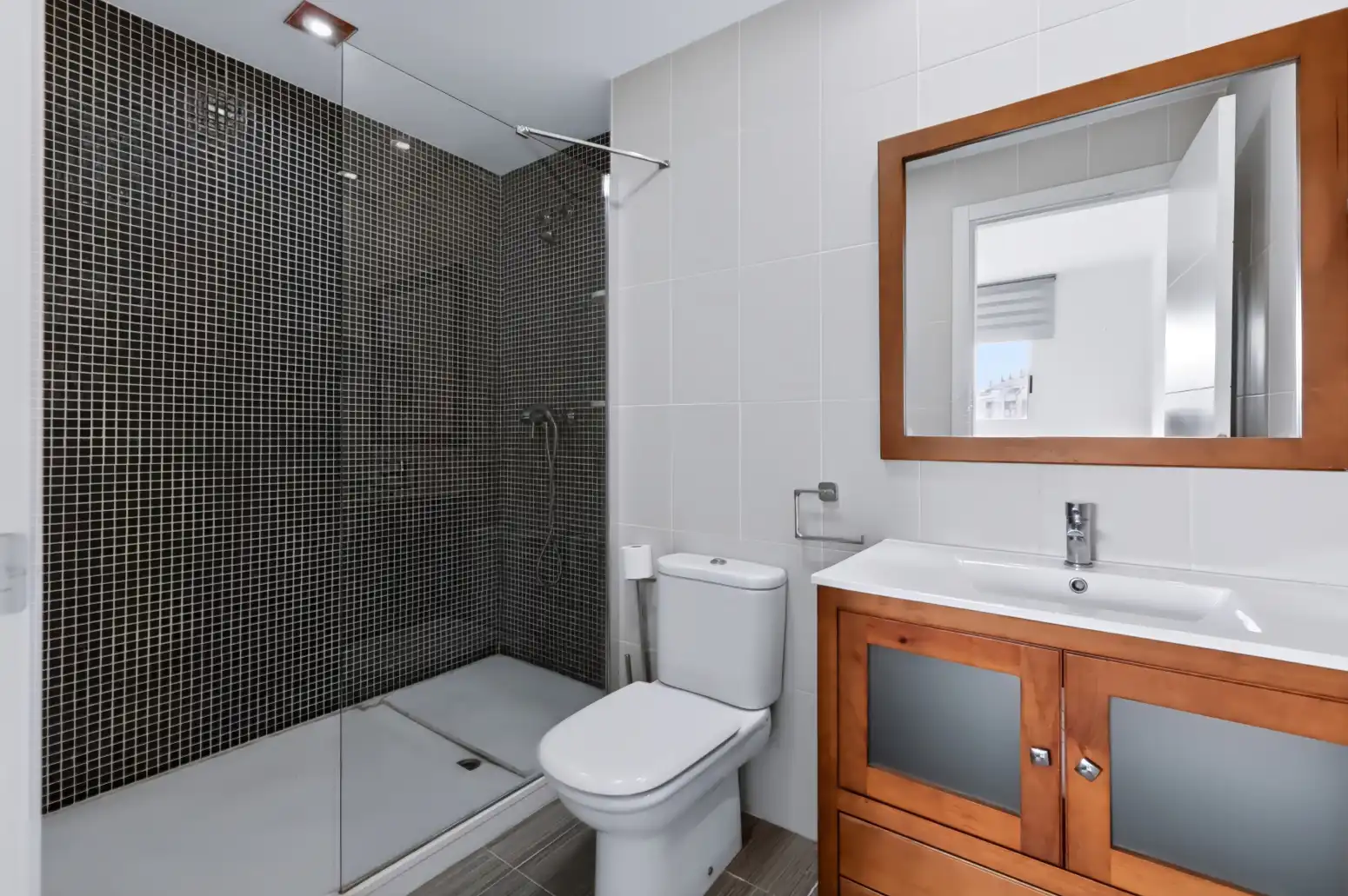 Bathroom of Flat for sale in Alaquàs  with Air Conditioner, Parquet flooring and Storage room