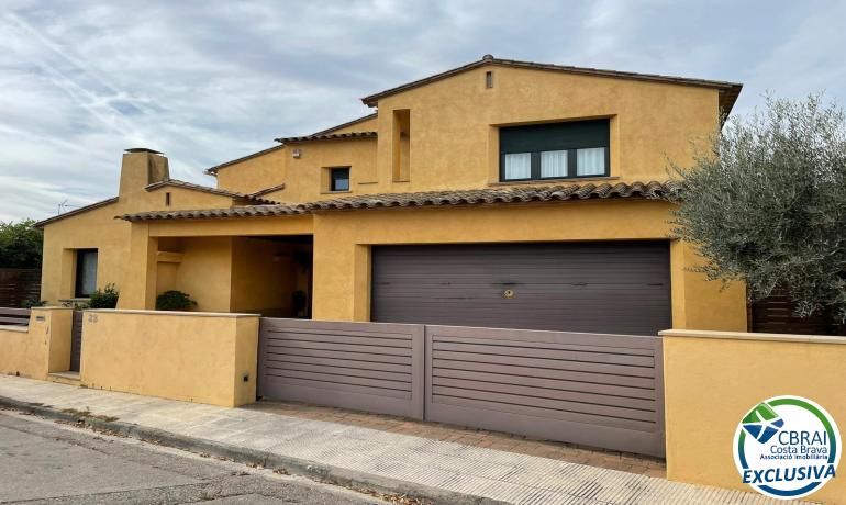 Vista exterior de Casa adosada en venta en La Bisbal d'Empordà con Calefacción, Jardín privado y Trastero