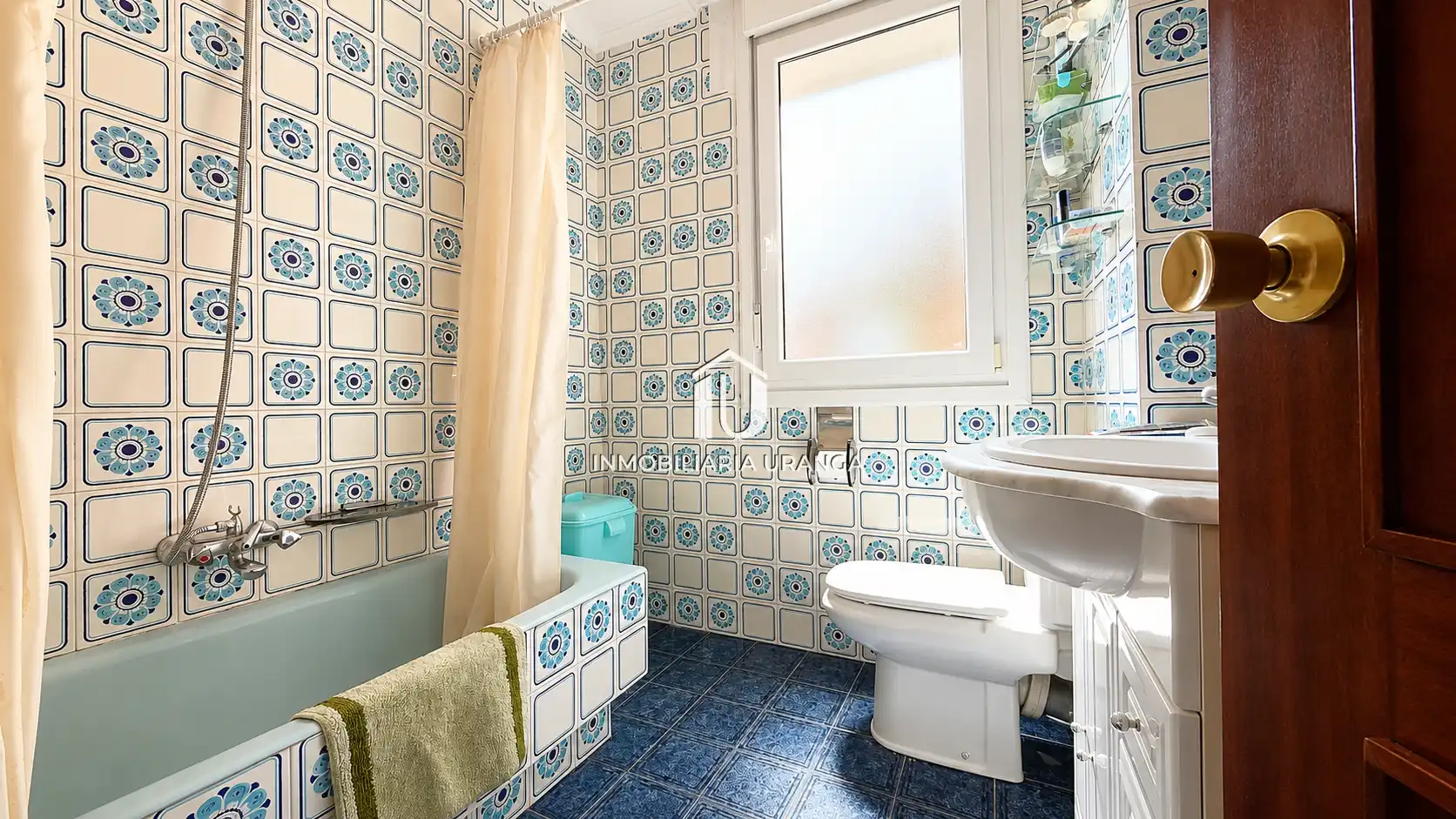 Baño de Piso en venta en Laredo con Calefacción, Terraza y Piscina comunitaria