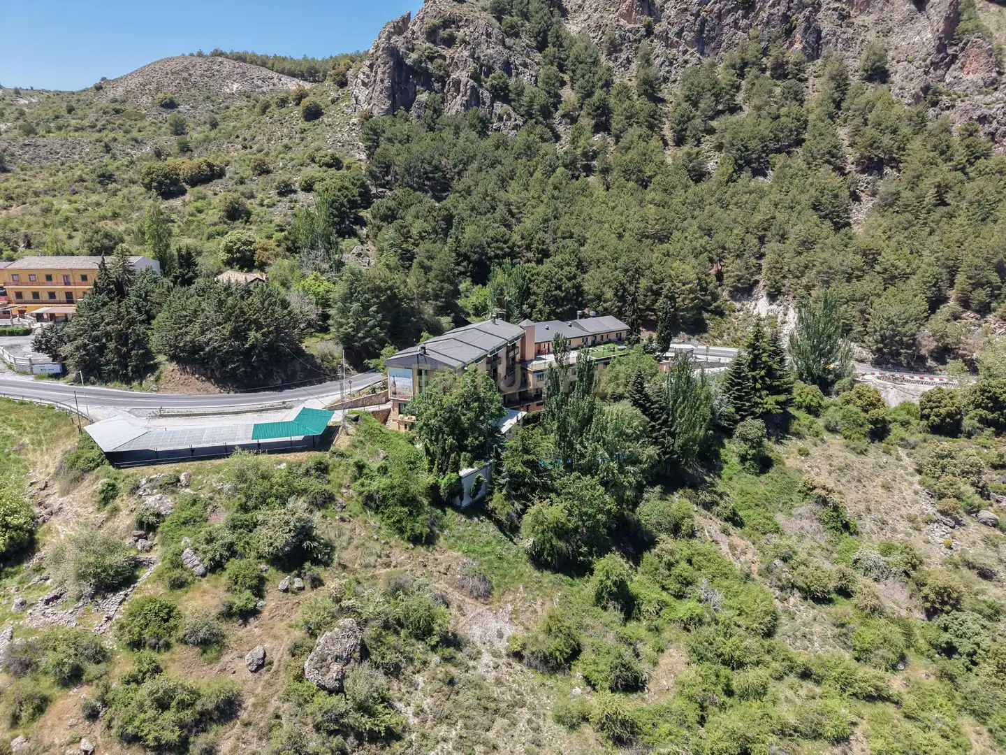 Außenansicht von Gebäude zum Verkauf in Sierra Nevada mit Gemeinschaftspool