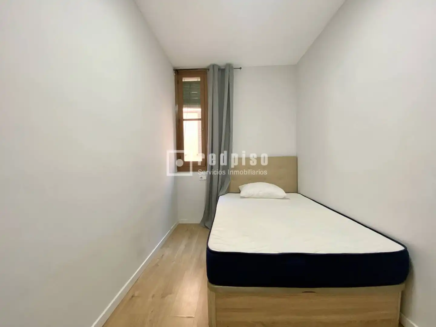 Bedroom of Flat for sale in Barcelona