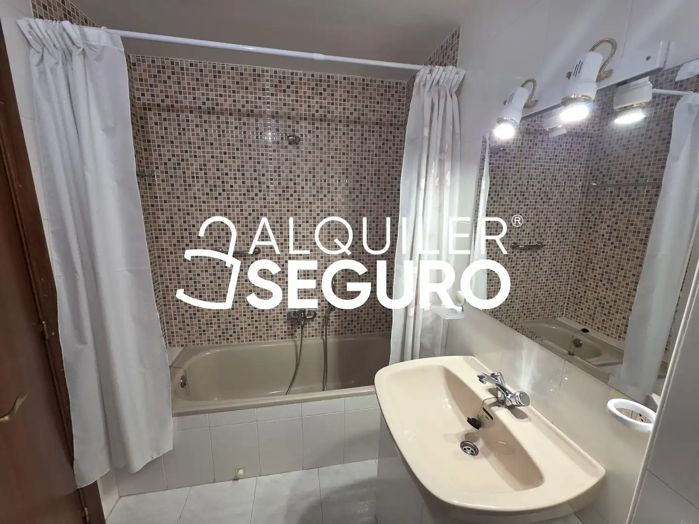 Bany de Pis de lloguer en Burgos amb Calefacció, Terrassa i Moblat