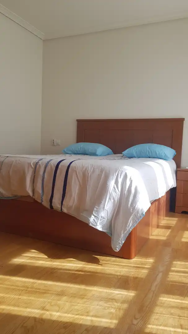 Dormitori de Apartament en venda en Vitoria - Gasteiz amb Calefacció, Parquet i Moblat