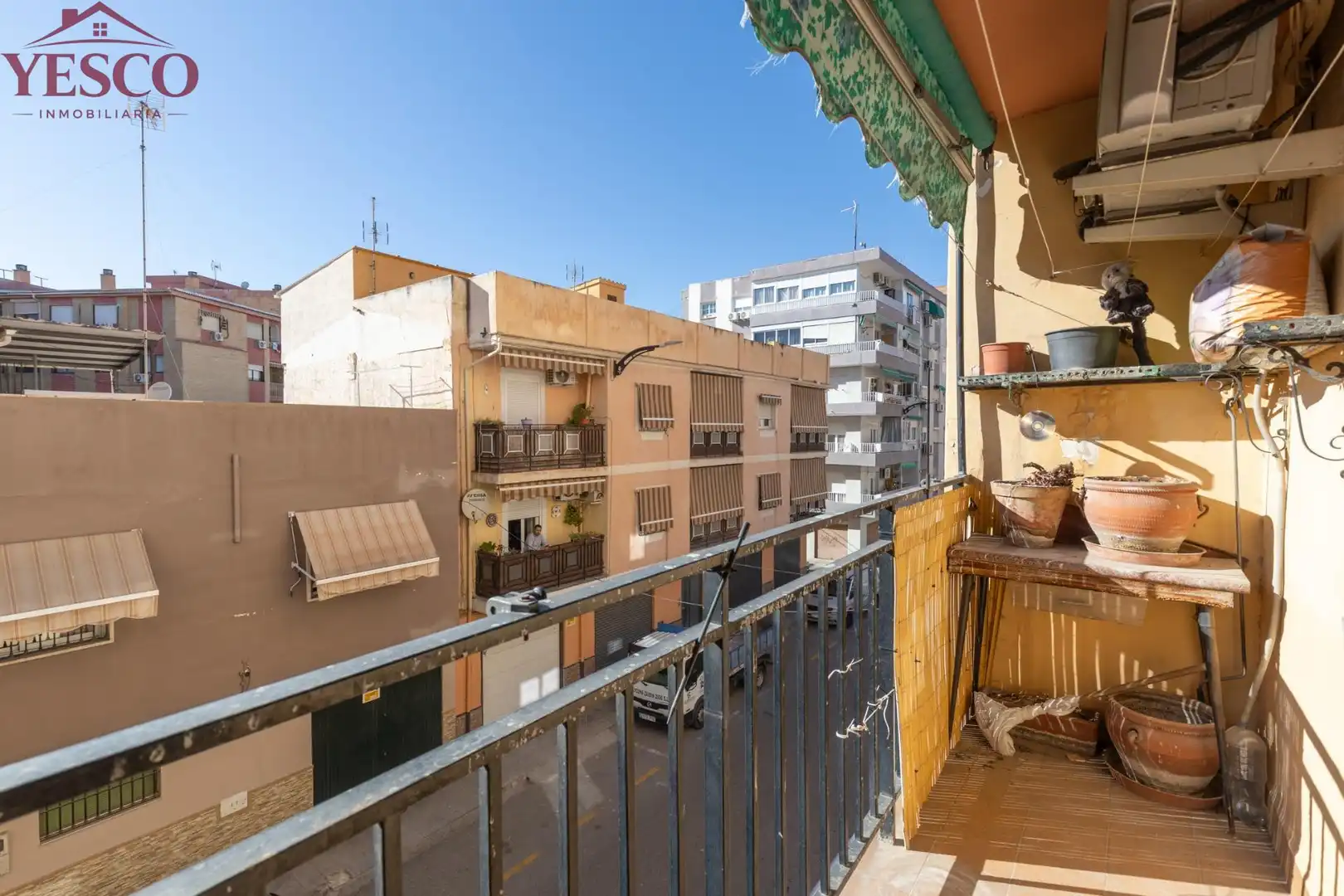 Vista exterior de Pis en venda en Granada amb Aire condicionat i Balcó