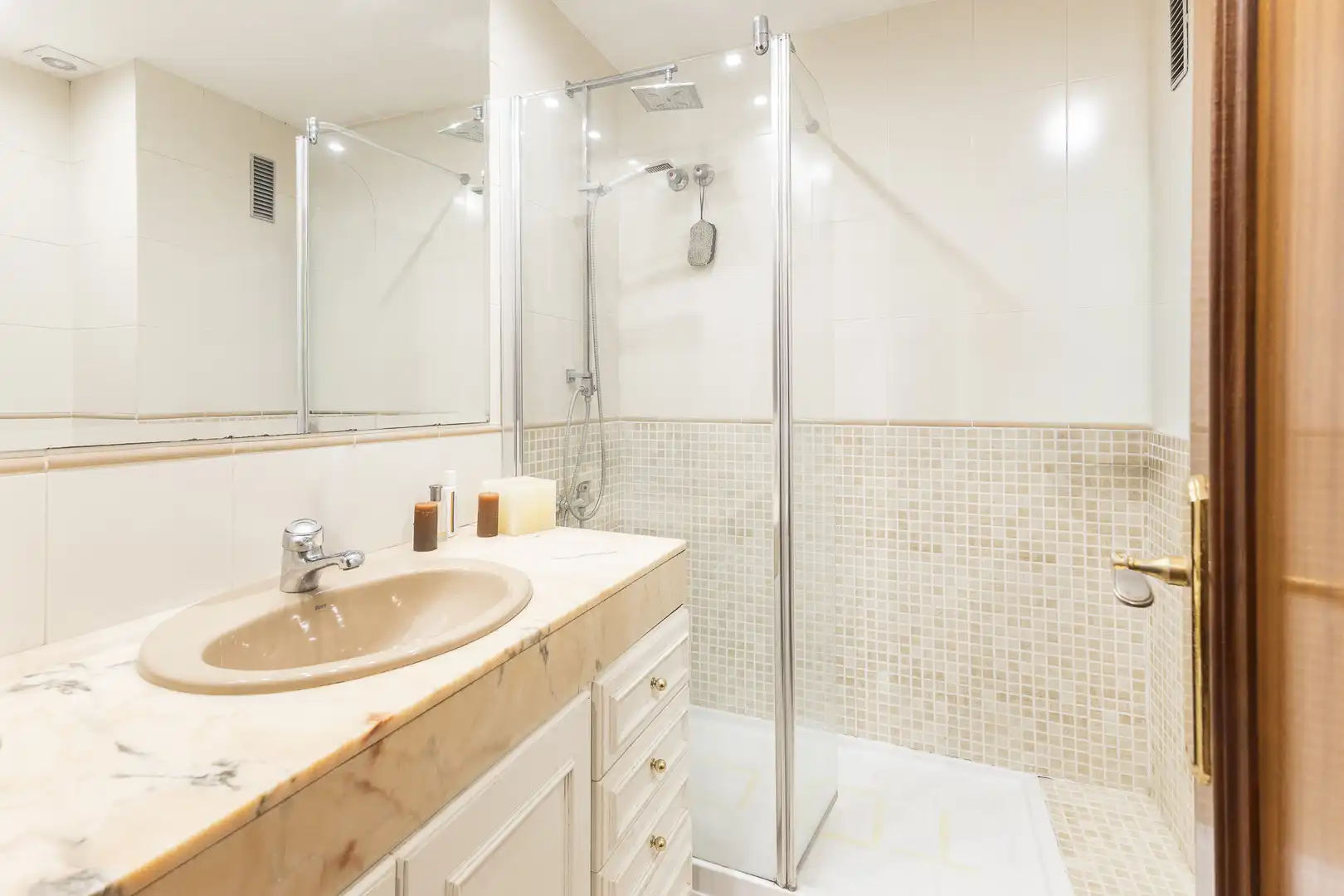 Baño de Piso en venta en Barcelona con Calefacción, Jardín privado y Terraza
