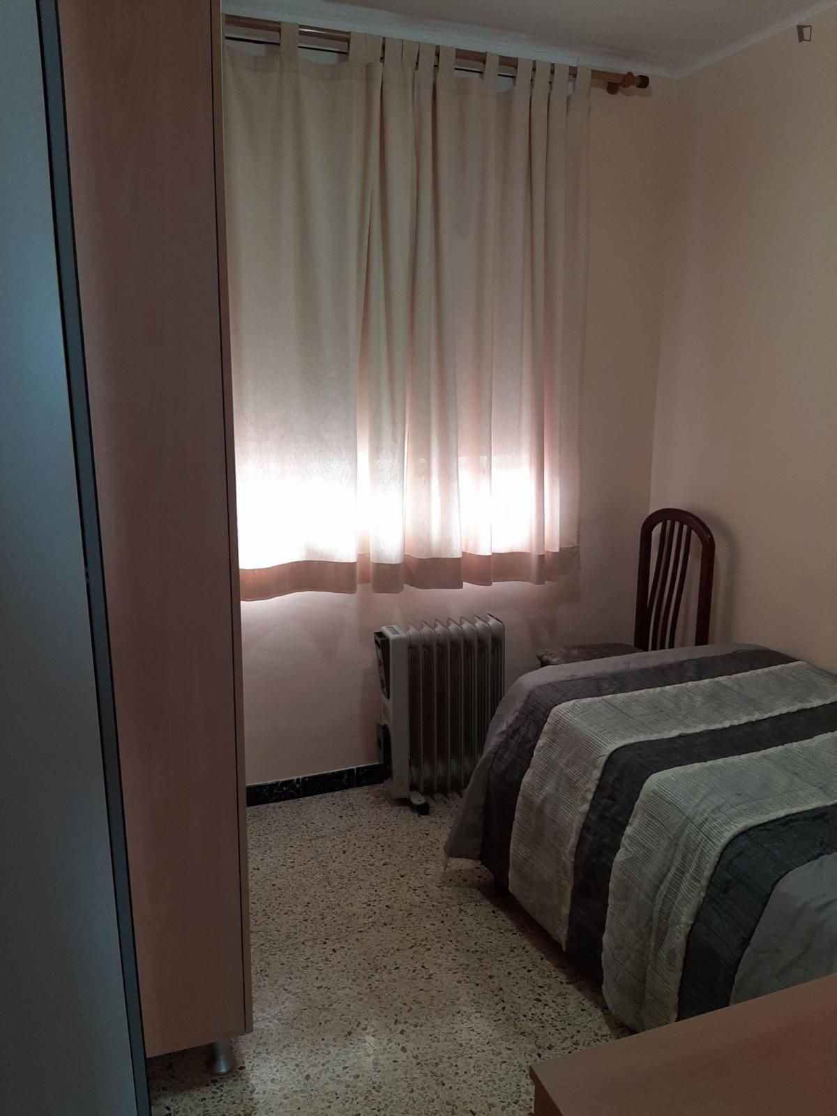 Dormitori de Apartament per a compartir en Cerdanyola del Vallès amb Aire condicionat, Calefacció i Moblat