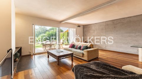 Espectacular casa de diseño con jardín, piscina comunitaria y vistas al mar en Llavaneras, imatge 3