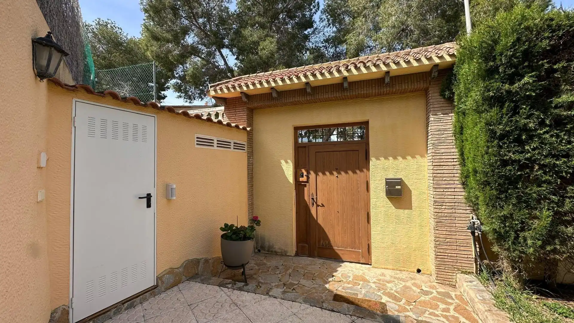 Vista exterior de Casa o chalet en venta en Torrevieja con Calefacción, Jardín privado y Piscina